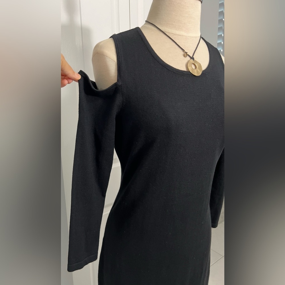 🩷‼️Price reduced‼️🩷Black Calvin Klein knit dress with cold shoulders - Picture 2 of 8